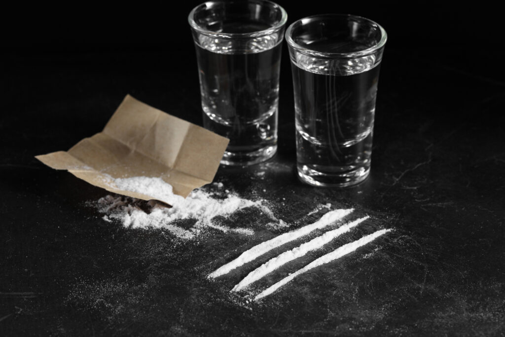 Lines of cocaine and two glasses of alcohol symbolizing the need for cocaine detox in Spokane WA