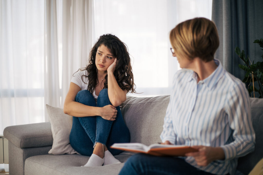woman discussing ativan detox plan with therapist during counseling session in Spokane, Washington State (WA)