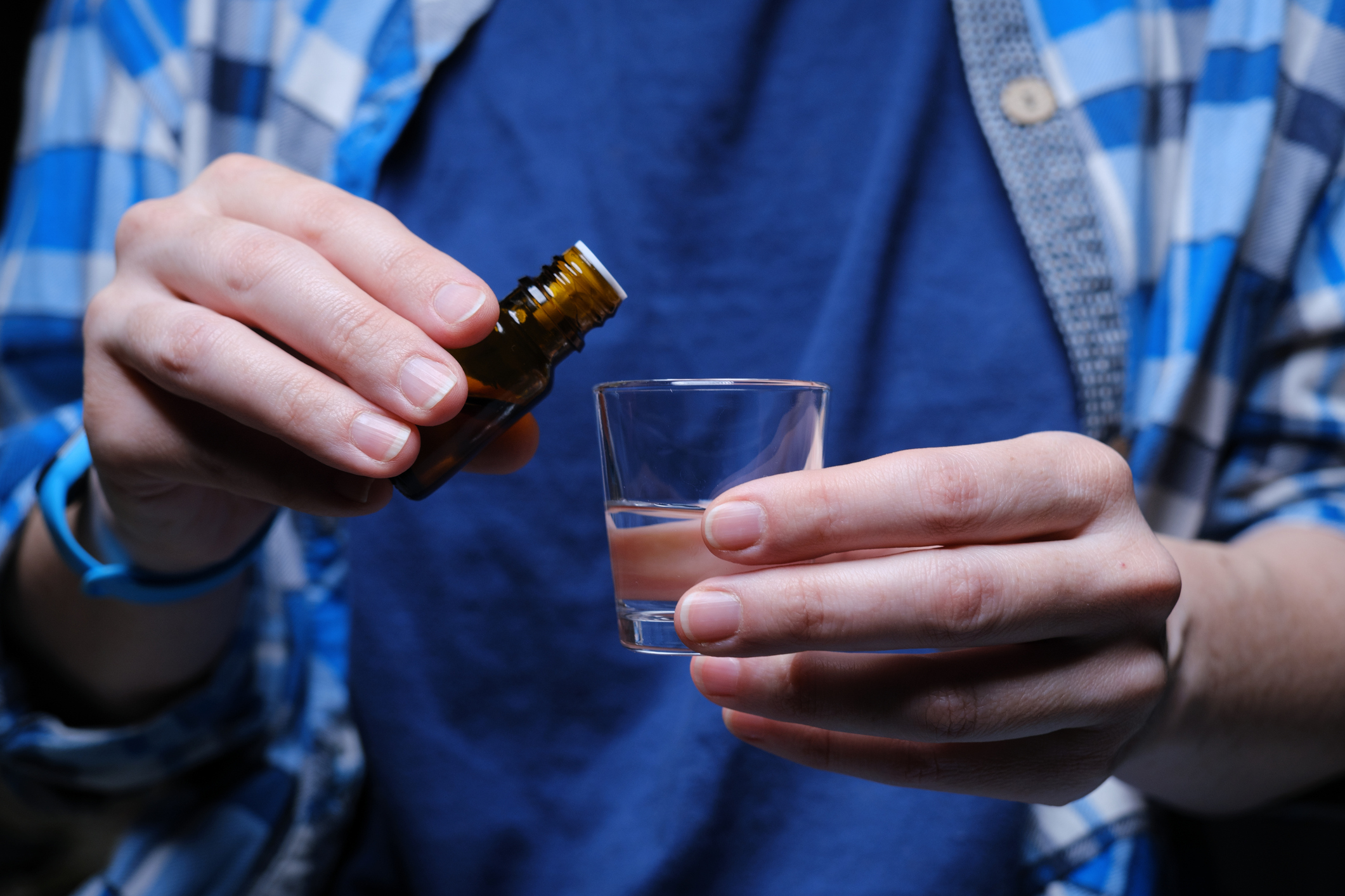 man mixing antibiotics and alcohol